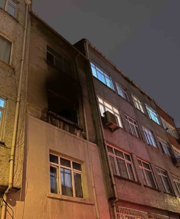 Fatih’te 3 katlı binada yangın