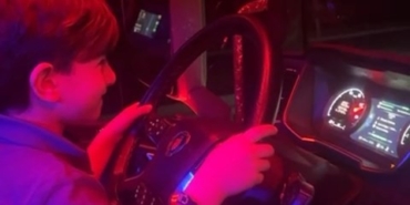 Tır kullanan 7 yaşındaki Çınar yürekleri ağza getirdi