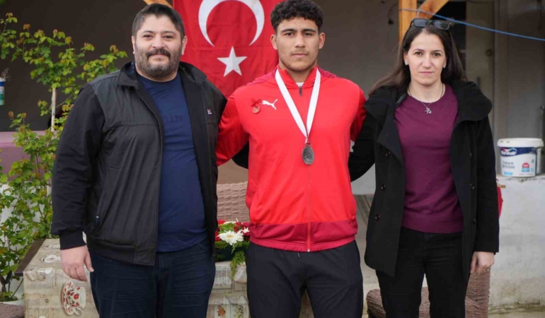 17 yaşında güreşte Edirne’nin gururu oldu