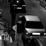 Bahçelievler’de elektrikli bisikletin kilidini demir kesme makasıyla kesip çalan hırsızlar kamerada