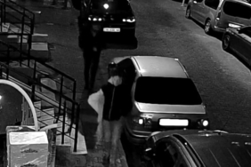 Bahçelievler’de elektrikli bisikletin kilidini demir kesme makasıyla kesip çalan hırsızlar kamerada