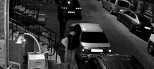 Bahçelievler’de elektrikli bisikletin kilidini demir kesme makasıyla kesip çalan hırsızlar kamerada