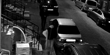 Bahçelievler’de elektrikli bisikletin kilidini demir kesme makasıyla kesip çalan hırsızlar kamerada