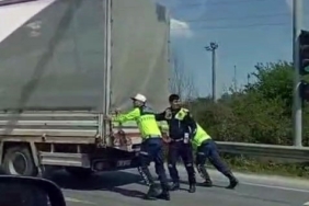 Jandarma arızalanan kamyoneti iterek sürücüye yardım etti