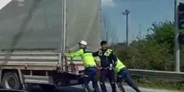 Jandarma arızalanan kamyoneti iterek sürücüye yardım etti