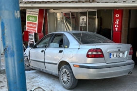 Kontrolden çıkan otomobil iş yerine daldı