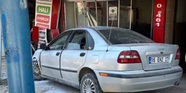 Kontrolden çıkan otomobil iş yerine daldı