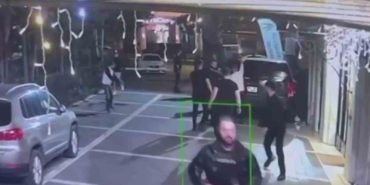 İstanbul’un göbeğinde gece kulübü önünde silahlı çatışma kamerada: 1 ölü, 1 yaralı