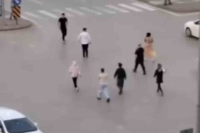 Mendilciler ile sürücü akan trafikte kavga etti