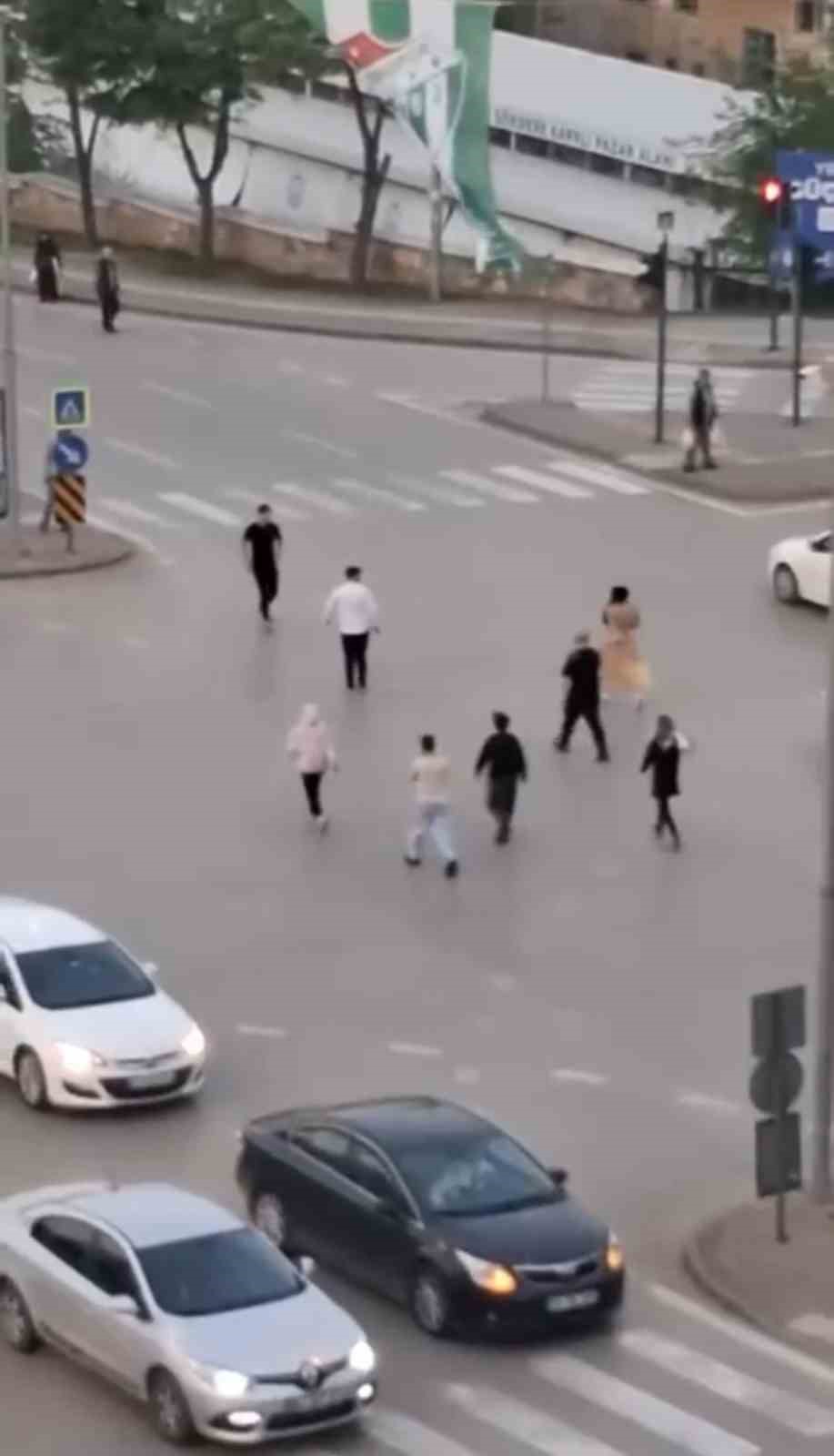 Mendilciler ile sürücü akan trafikte kavga etti