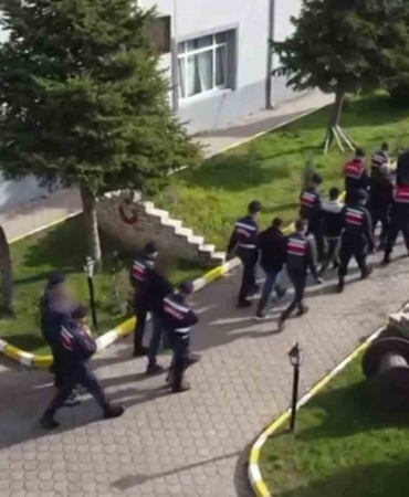 Kadın profilleri ile mesajlaştıkları kişilerin cinsel içerikli görüntülerini kaydedip 500 milyon TL’lik vurgun yapan çeteye darbe