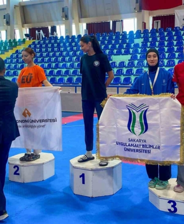 SUBÜ öğrencilerinden Taekwondo’da 3 madalya
