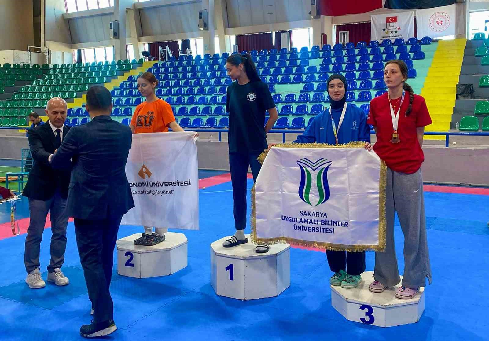 SUBÜ öğrencilerinden Taekwondo’da 3 madalya