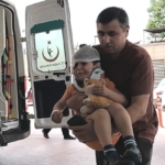 Kazada yaralandı,oyuncağını elinden hiç bırakmadı