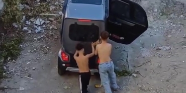 Çocuklar babalarının elektrikli aracını kaçırdı, şarj bitince yolda kaldılar