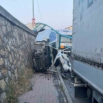 Korkulukları yıkan otomobil duvarda asılı kaldı, sürücü burnu bile kanamadan kurtuldu