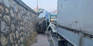 Korkulukları yıkan otomobil duvarda asılı kaldı, sürücü burnu bile kanamadan kurtuldu