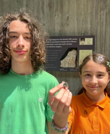 Çanakkale’de iki kardeş Troya Müzesi’ne tarihi mühür bağışladı