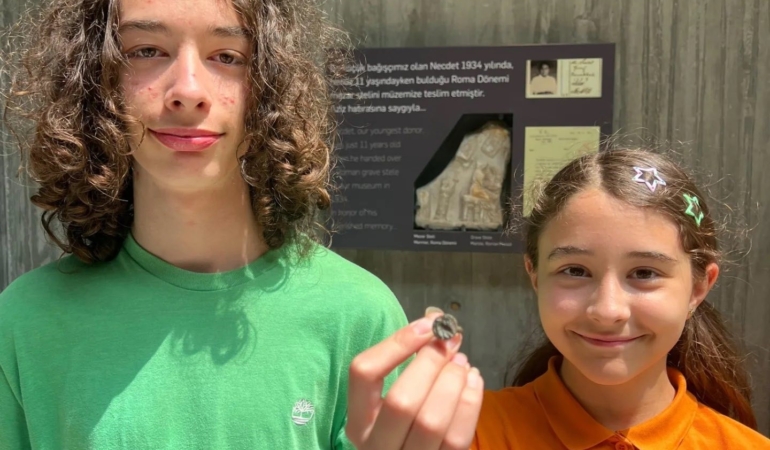 Çanakkale’de iki kardeş Troya Müzesi’ne tarihi mühür bağışladı