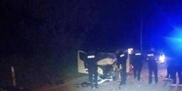 Sakarya’da otomobilin çarptığı motosiklet paramparça oldu: Motokurye hayatını kaybetti