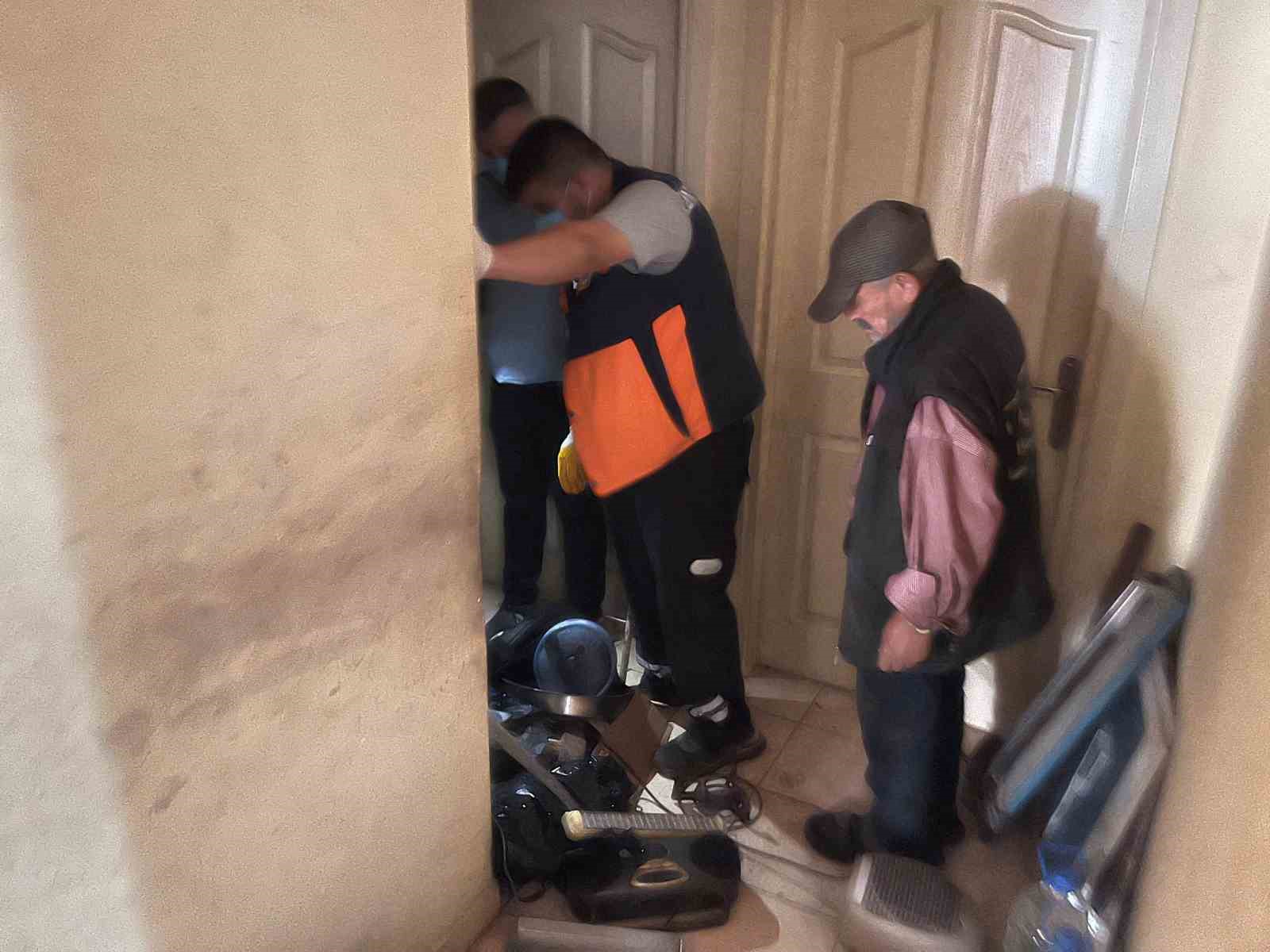 Esenyurt’ta yaşlı adamın çöp evi 4’üncü kez boşaltıldı