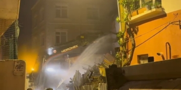 Fatih’te kısmen çöken metruk bina kontrollü olarak yıkıldı