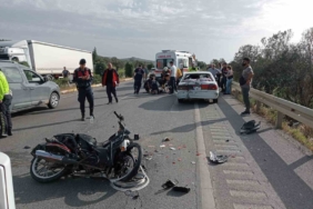 Balıkesir’de motosiklet ile otomobil çarpıştı: 2 yaralı