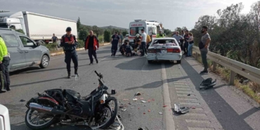 Balıkesir’de motosiklet ile otomobil çarpıştı: 2 yaralı