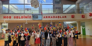 Ortaokul öğrencileri 8 günde 6 ülke gezdi: Kardeş okullarına ağaç diktiler