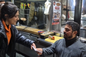 "Bir zamanlar işçiydim" dedi, günlük hasılatını işçilerine dağıttı