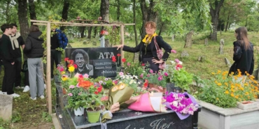 Sipariş teslim ettikten sonra 25 bıçak darbesiyle öldürülen Ata Emre vefatının 1. yılında mezarı başında anıldı