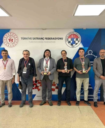 Satrançta gençler ve emektarlar kıyasıya mücadele etti