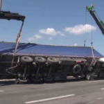 Pendik TEM Otoyolu’nda devrilen tır kaldırıldı