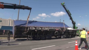 Pendik TEM Otoyolu’nda devrilen tır kaldırıldı
