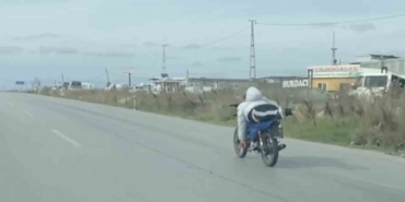 Motosiklet sürücüsü trafik kurallarına meydan okudu