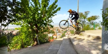 Bursa’da nefes kesen bir ilk...Dik merdivenlerden korkusuzca bisikletle iniyorlar