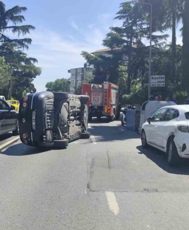 Beşiktaş’ta park halindeki araca çarpan otomobil yan yattı: 1 yaralı