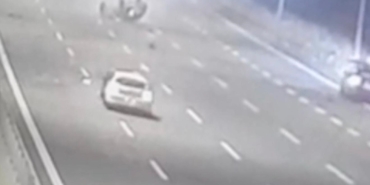 Sakarya’da feci kaza: 9 yaşındaki çocuk taklalar atan otomobilden yola savruldu