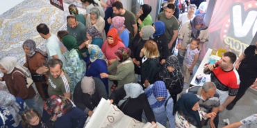 Mağazaya girmek için adeta birbirilerini ezdiler