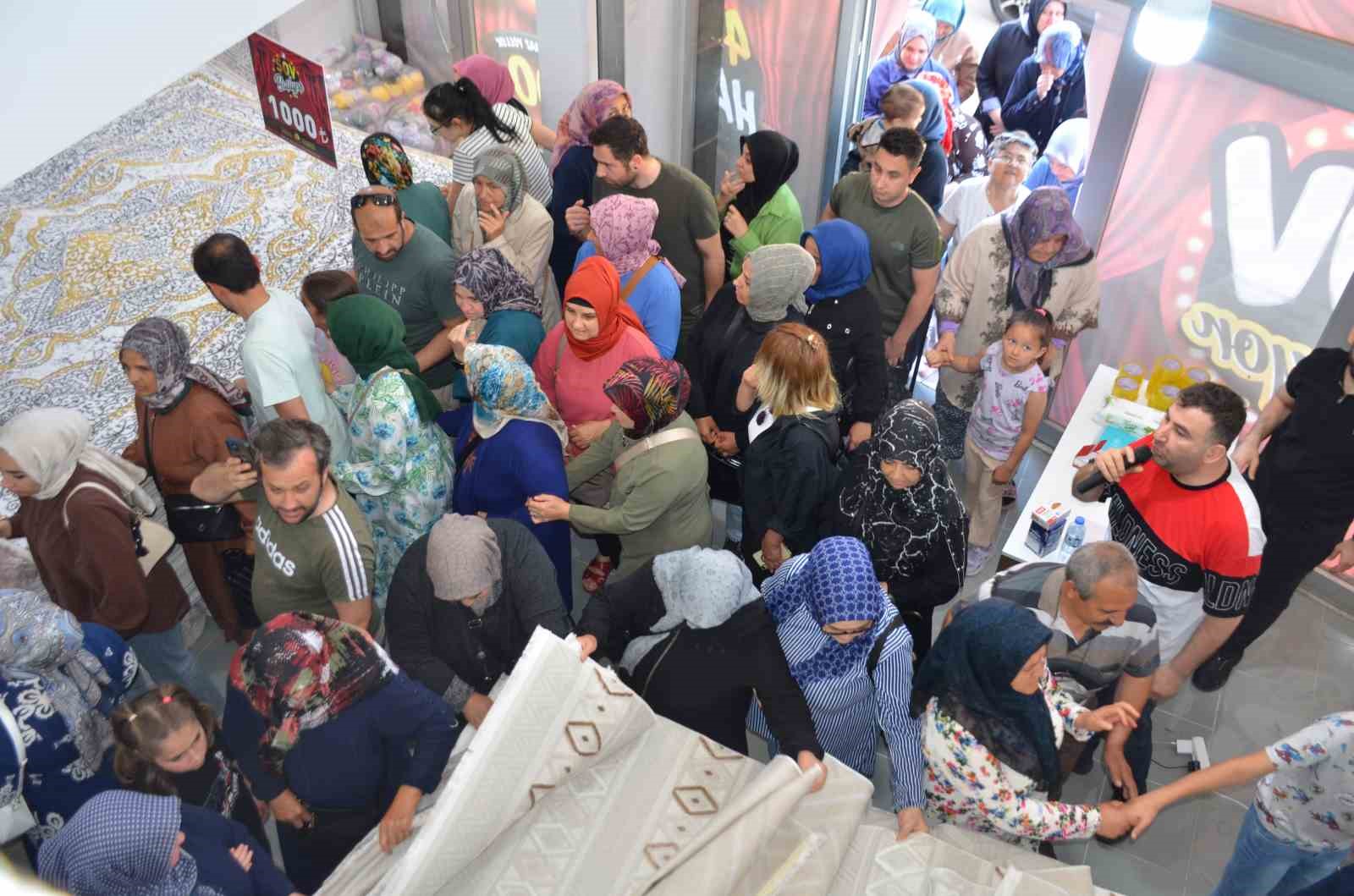 Mağazaya girmek için adeta birbirilerini ezdiler