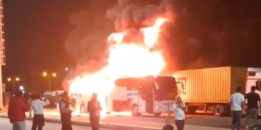 Kocaeli’de park halindeki otobüs alev alev yandı