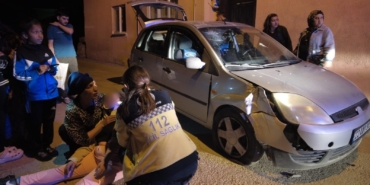 Arka koltukta oturan çocukların sorusuna cevap verdiği an kaza beraberinde geldi