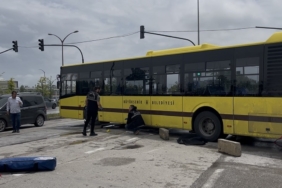 Dönüş yapan otobüsün altına giren motosikletli genç hayatını kaybetti