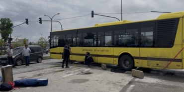 Dönüş yapan otobüsün altına giren motosikletli genç hayatını kaybetti