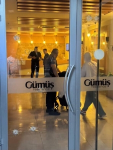 Esenyurt’ta bir dönerci ve rezidansa kurşun yağmuru: O anlar kamerada