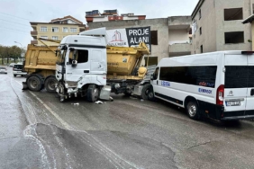Pendik’te kontrolden çıkan hafriyat kamyonu dehşet saçtı