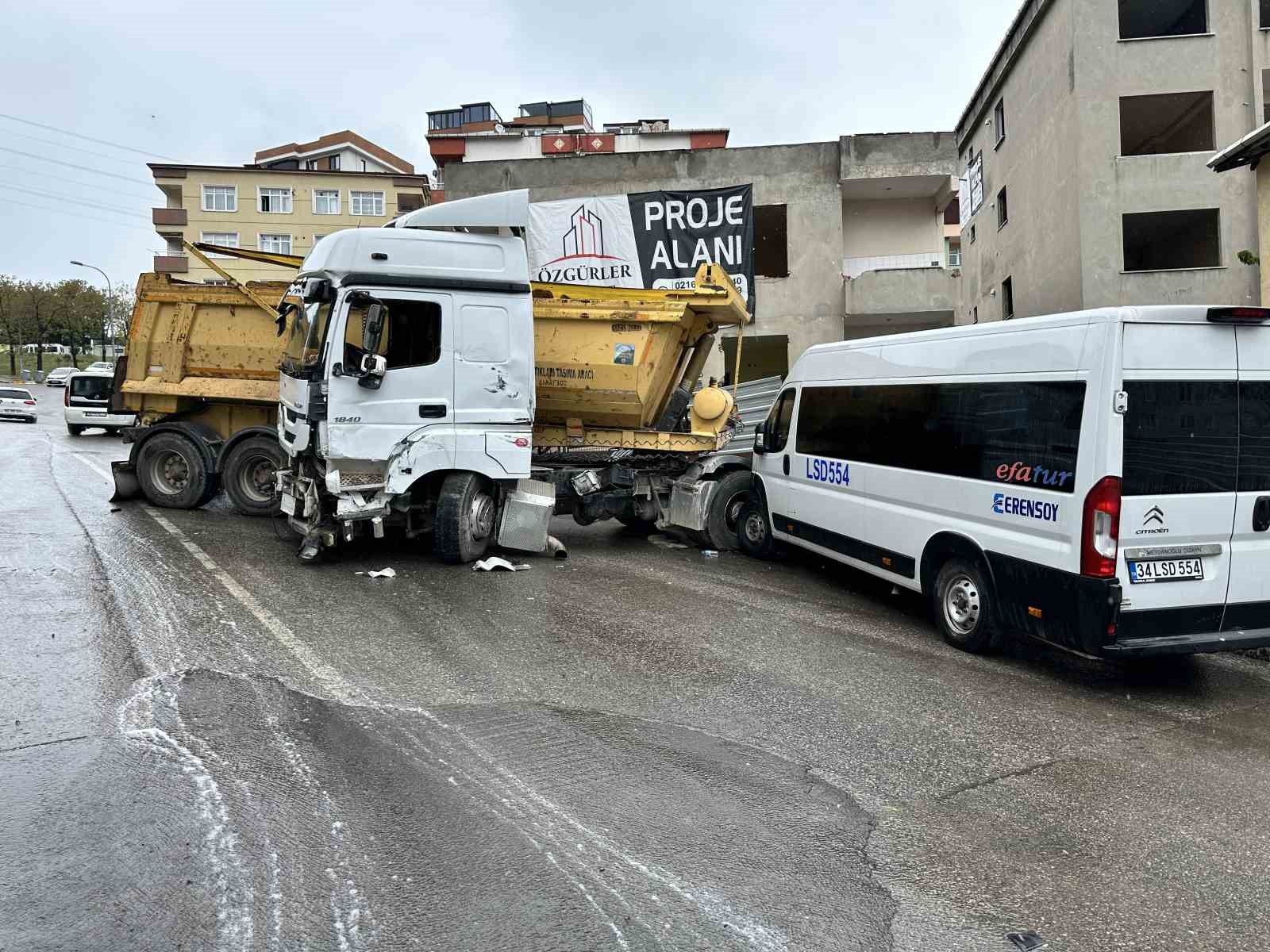 Pendik’te kontrolden çıkan hafriyat kamyonu dehşet saçtı
