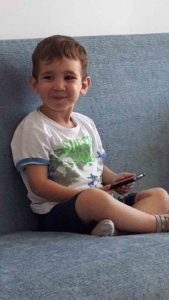 Gaziosmanpaşa’da feci kaza kamerada: 5 yaşındaki çocuk, abisinin indiği öğrenci servisinin altında kaldı