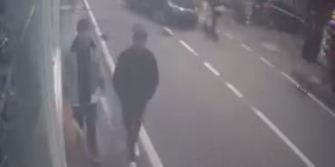 Ani dönüş yapan otomobil scooter sürücüsüne böyle çarptı