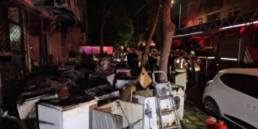 Küçükçekmece’de beyaz eşya deposunda çıkan yangın 3 katlı binayı kül etti